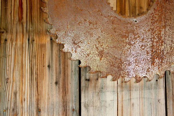 Lâmina de serra enferrujada e madeira — Fotografia de Stock