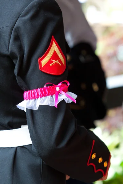 Um soldado da Marinha dos Estados Unidos pegou a liga neste casamento militar para soldados e veteranos das forças armadas . — Fotografia de Stock