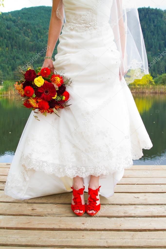 Novia en zapatos rojos fotos de stock, imágenes de Novia en zapatos rojos sin royalties |