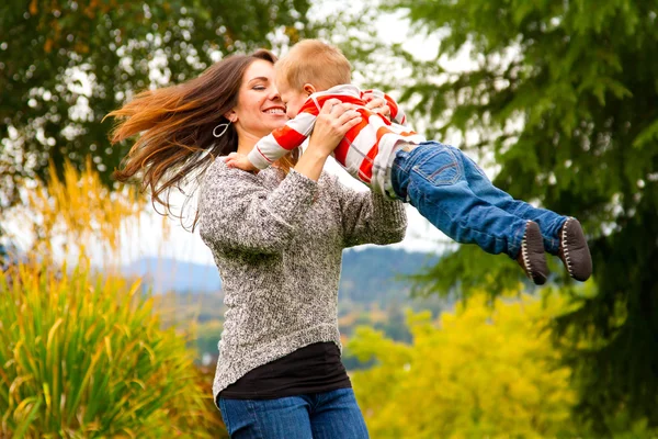 Kvinna och barn spinning — Stockfoto