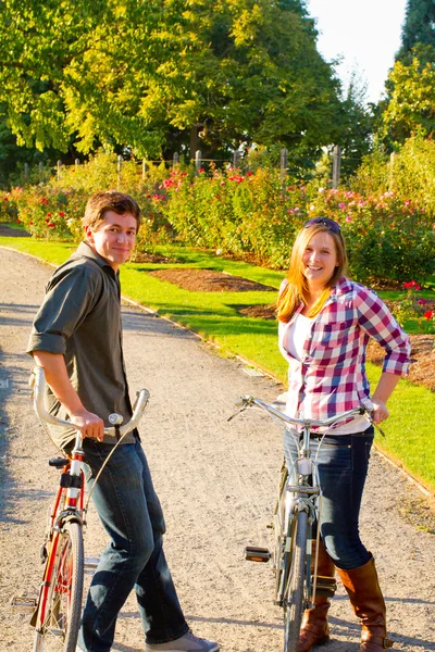 Par med cyklar — Stockfoto