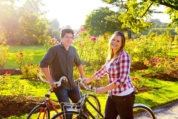 Casal com bicicletas — Fotografia de Stock