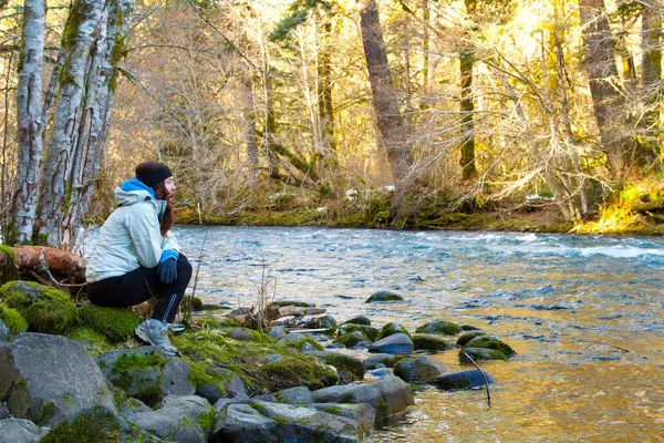 Escursionista Riposo al fiume — Foto Stock