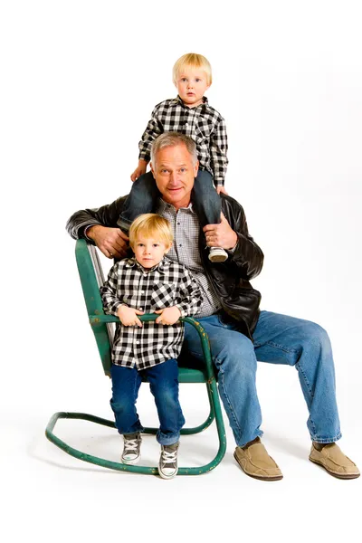 Grand-père avec ses petits-fils — Photo