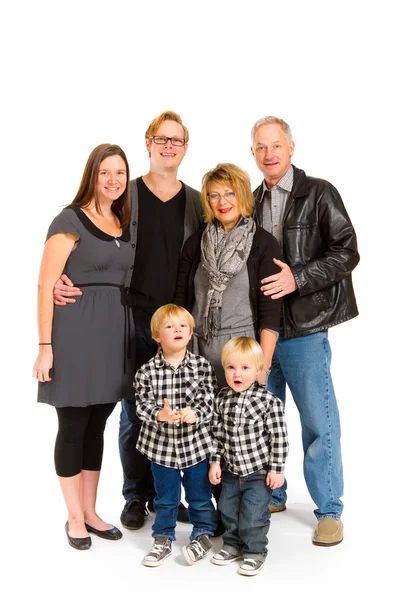 Familie van zes geïsoleerd — Stockfoto