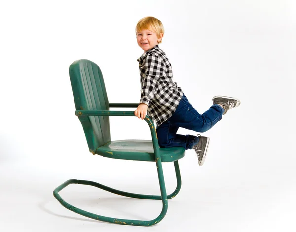Jongen plezier op stoel — Stockfoto