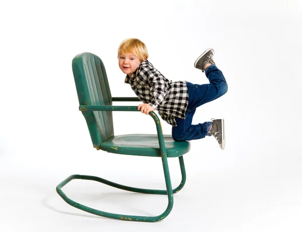 Junge hat Spaß auf Stuhl — Stockfoto