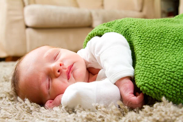 Nyfödd pojke sover — Stockfoto