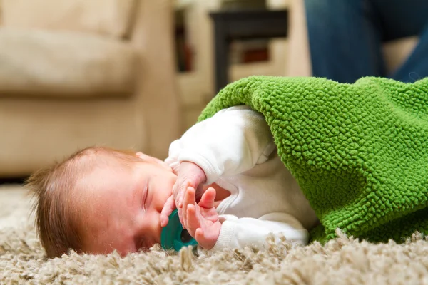 Menino recém-nascido dormindo — Fotografia de Stock