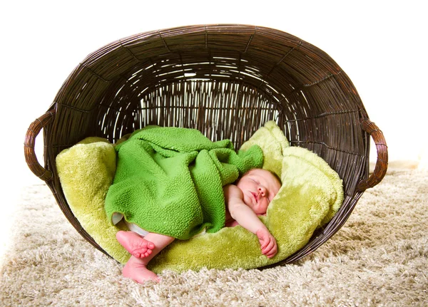Yeni doğmuş erkek bebek uyuyor. — Stok fotoğraf