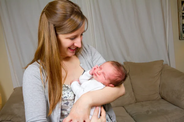 Мать держит новорожденного мальчика — стоковое фото