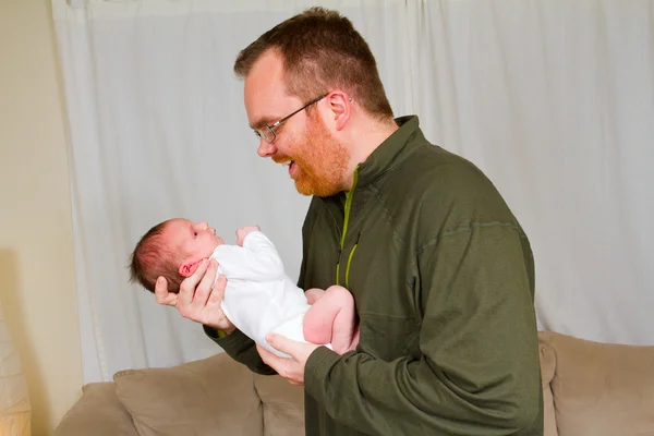 Menino e pai recém-nascidos — Fotografia de Stock