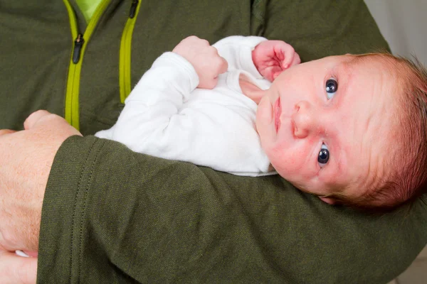 Pasgeboren babyjongen en vader — Stockfoto