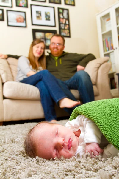 Nouveau-né garçon et parents à la maison — Photo