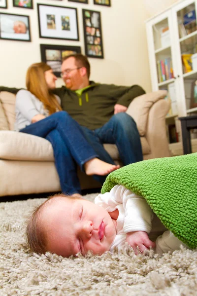 Nyfødte baby dreng og forældre hjemme - Stock-foto