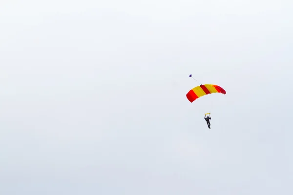 Skydiver paraşüt açık — Stok fotoğraf