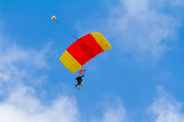 Skydiver Paraquedas Abertos — Fotografia de Stock