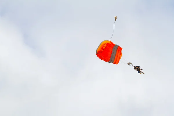 Skydiver paraşüt açık — Stok fotoğraf