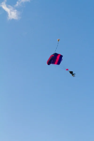 Skydiver paraşüt açık — Stok fotoğraf