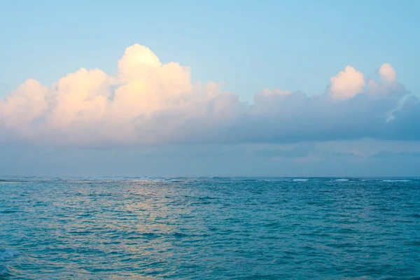 Sonnenuntergang Wolken und Ozean — Stockfoto