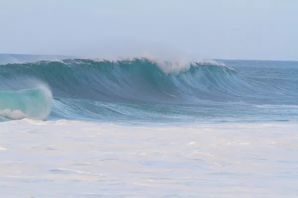 Stora vågor på pipeline oahu — Stockfoto