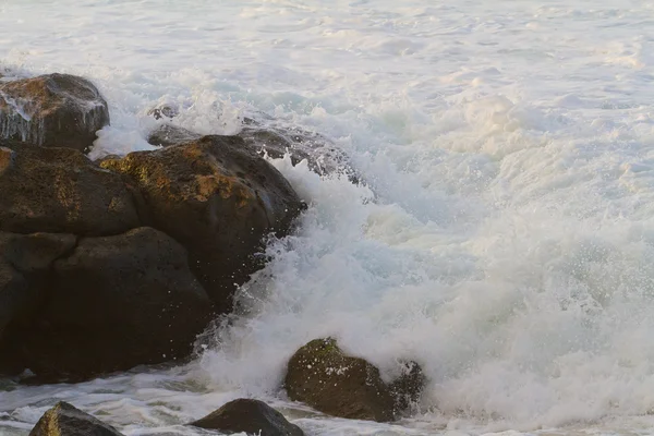 Olas y rocas de agua blanca — Foto de Stock