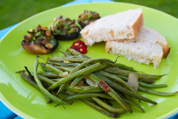 Champiñones rellenos y judías verdes — Foto de Stock