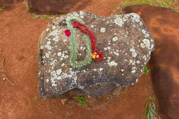 Leis on Hawaiian Birthing Stones — Stock Photo, Image