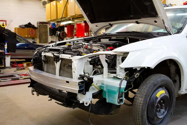 araç oto tamir atölyesi