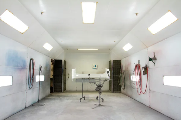 Sala de pintura taller de reparación de automóviles — Foto de Stock