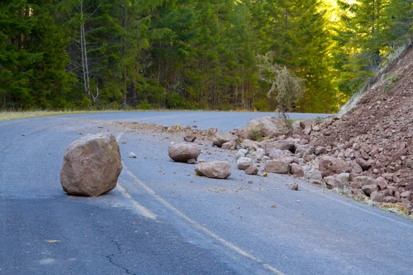 Deslizamiento de tierra bloqueado carretera — Foto de Stock