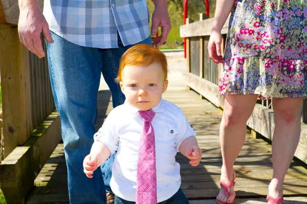 Kleine man dragen van een stropdas — Stockfoto