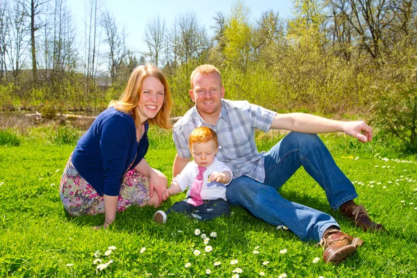 Dreiköpfige Familie im Park — Stockfoto