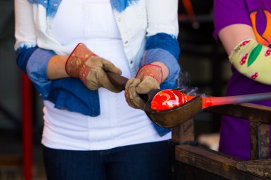 kadın glassblower