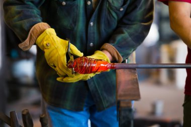 uzman glassblower