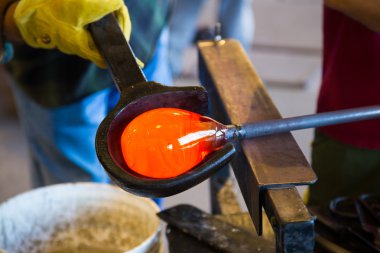 uzman glassblower
