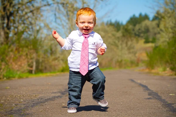 Baby eerste stappen — Stockfoto