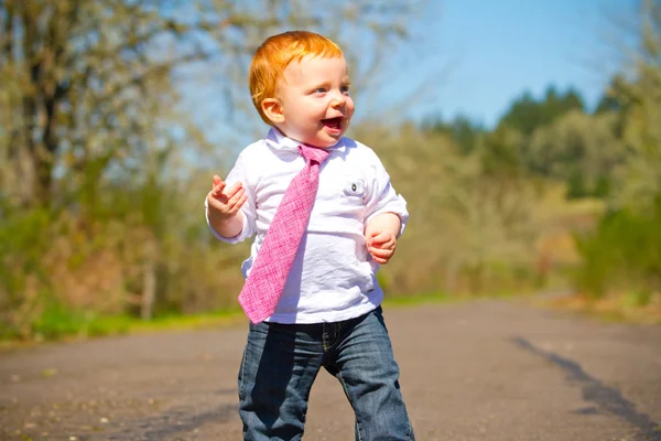 Baby eerste stappen — Stockfoto