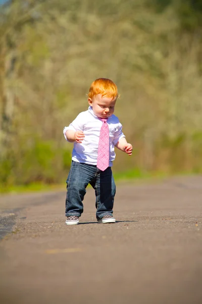 Primi passi del bambino — Foto Stock