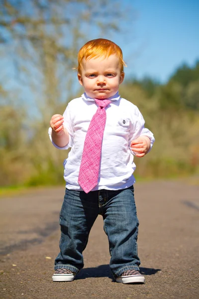 Baby eerste stappen — Stockfoto