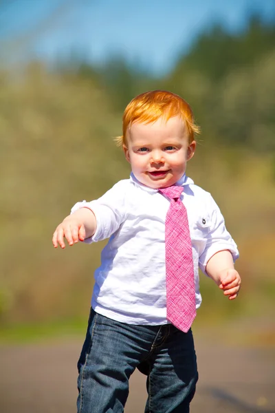 Baby eerste stappen — Stockfoto