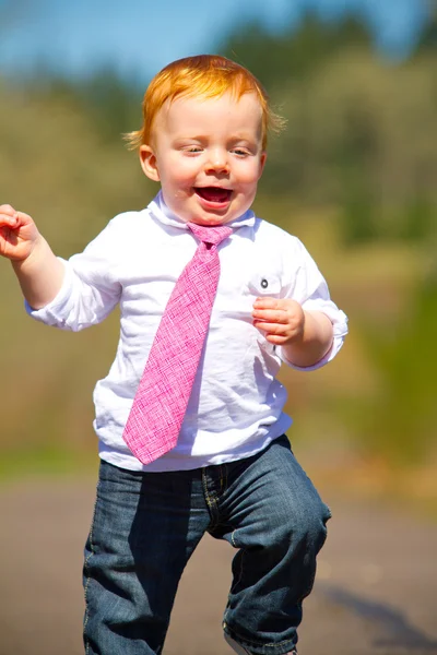 Baby erste Schritte — Stockfoto