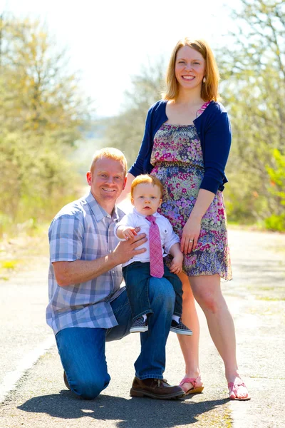 Familia de tres personas al aire libre — Foto de Stock