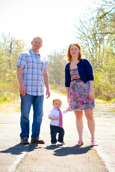 Famille de trois personnes en plein air — Photo