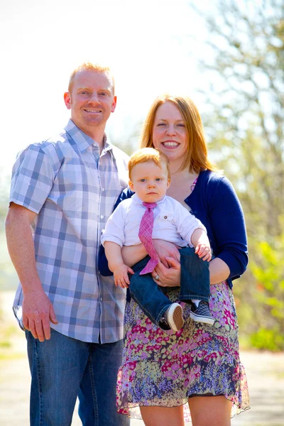 Famille de trois personnes en plein air — Photo