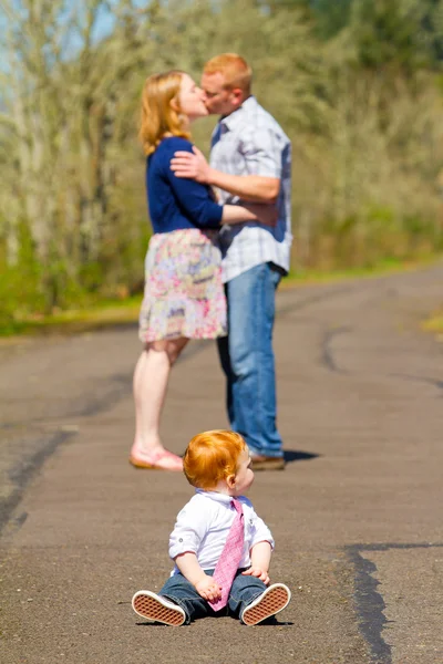 Eltern küssen sich mit Baby — Stockfoto