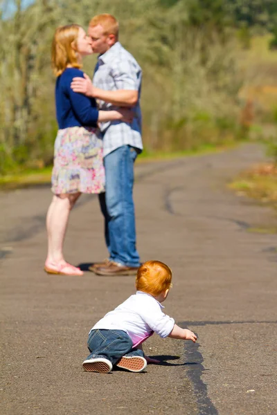 Rodiče líbání s dítětem — Stock fotografie