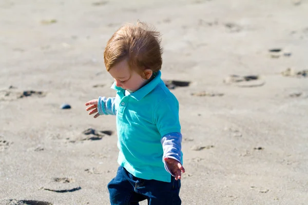 Petit garçon jouant à la plage — Photo