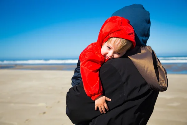 Enfant fatigué sur la côte — Photo