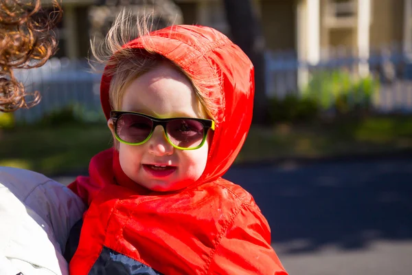 Kind dragen van een zonnebril — Stockfoto